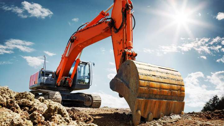Engin de terrassement sur chantier L'Isle-Jourdain